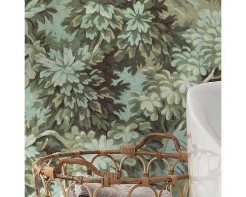 Tapet med växtmönster, tvättkorg och handfat
