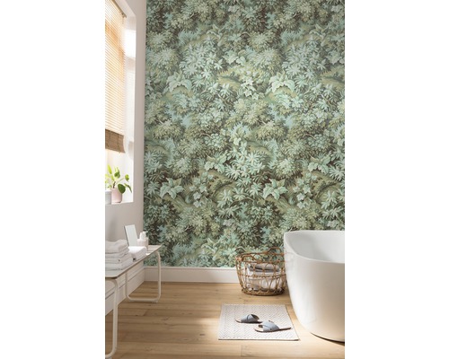 Badrum med djungeltapet, badkar, handdukar och trägolv