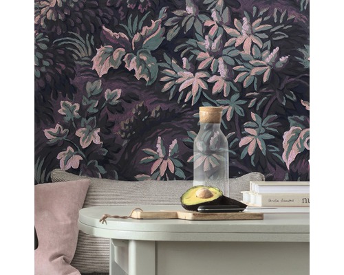 Scen med blommig tapet, bord med dryck, avokado och kuddar