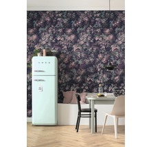 Rumsöversikt med blommig tapet, matbord och kylskåp