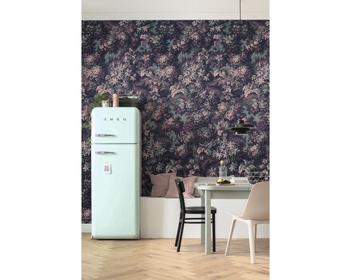 Rumsöversikt med blommig tapet, matbord och kylskåp