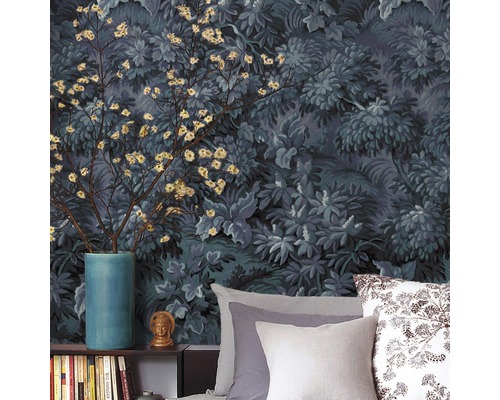 Tapet med blommönster i sovrum med blå vas