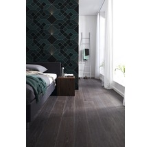Sovrum med tapet i art déco-stil, säng och trägolv