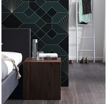 Sovrum med säng, sängbord och geometrisk tapet