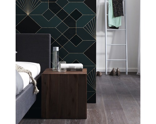 Sovrum med säng, sängbord och geometrisk tapet