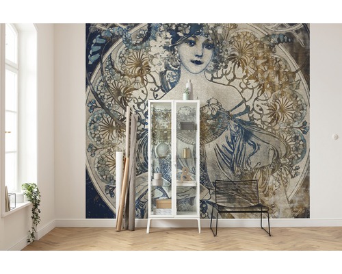 Rum med fototapet i jugendstil, glasskåp och stol