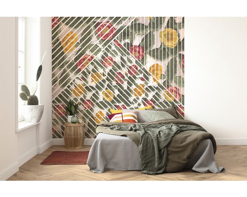 Sovrum med mönstrad tapet, säng och sidobord