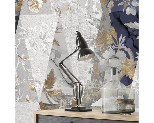 Dekorativ vägg med blommönster, skrivbordslampa och glasflaska för inredningsdesign