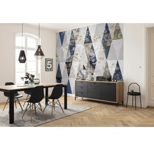 Vardagsrum med matbord, stolar, skänk och tapet med geometriskt mönster