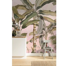 Rumsutsikt med blommig tapet, köksbänk och stol
