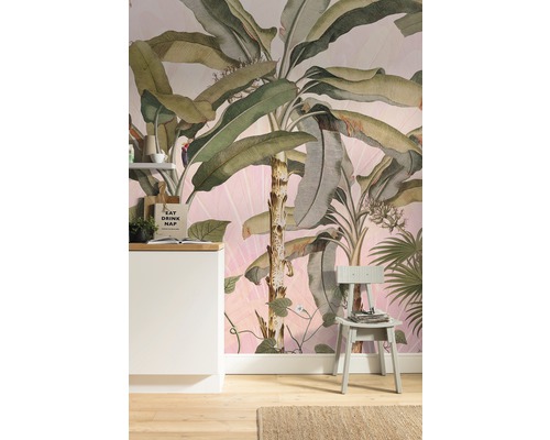 Rumsutsikt med blommig tapet, köksbänk och stol