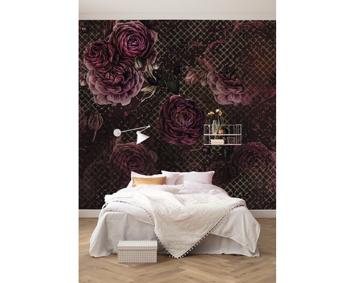 Sovrum med dubbelsäng mot en fototapet med blommigt rosmönster