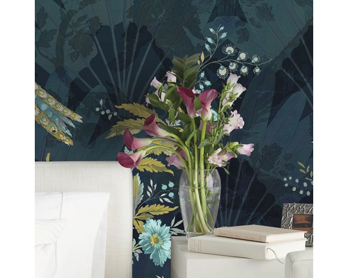 Dekorativt rum med mönstrad tapet, blommor i en vas och sängbord