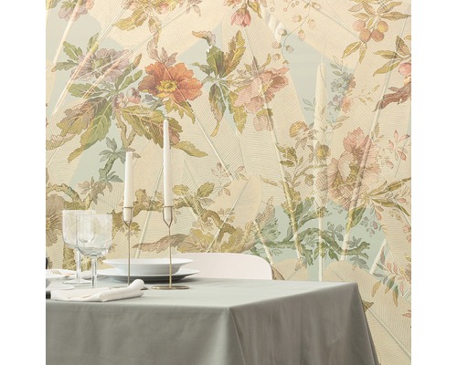Dukat bord framför en blommig tapet med bladmotiv.