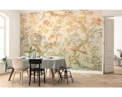 Matsal med matbord, stolar och blommig tapet