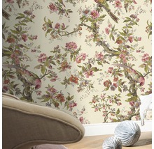 Tapet med blommönster och fågelmotiv för dekorativ väggdesign.