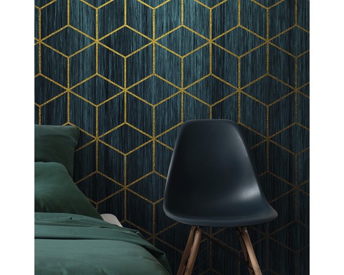 Scen av ett sovrum med en säng, en stol och tapeter med ett geometriskt kubmönster
