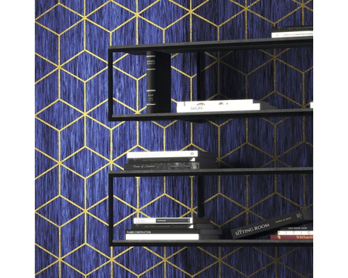 Hylla med böcker framför en vägg med geometrisk tapet