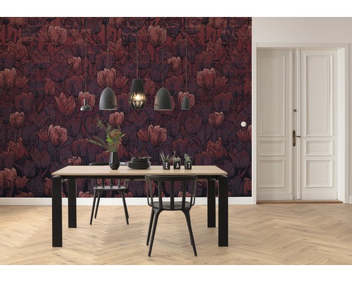 Matsal med matbord, stolar, pendellampor och blommig tapet