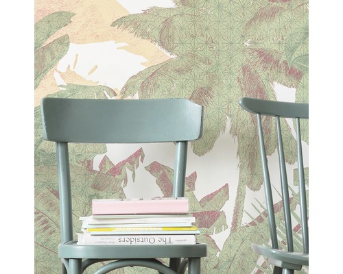 Dekorativ vägg med palmtema och två stolar