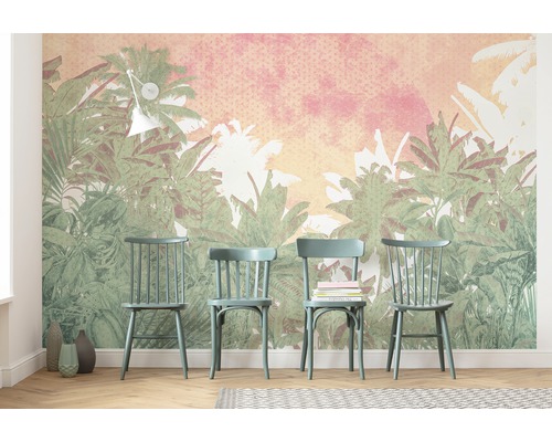 Vardagsrum med djungeltapet och fyra stolar
