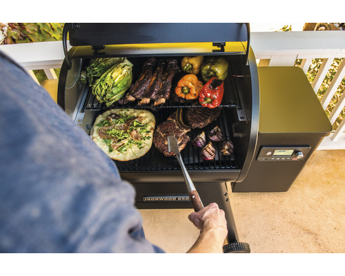 Grill med pizza, revbensspjäll, biff, paprika, lök och sallad på grillgallret