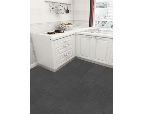 Köksscen med vita skåp och mörkt golv