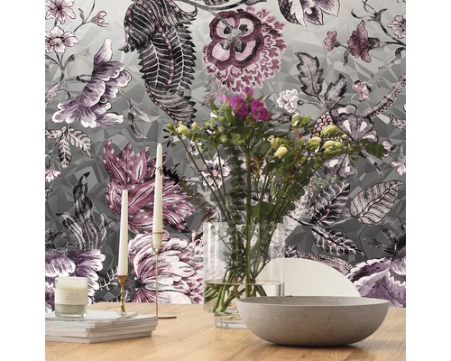 Dekorativ interiör med blommig tapet, bukett och ljus