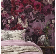Sovrum med blommig tapet, säng och sängbord