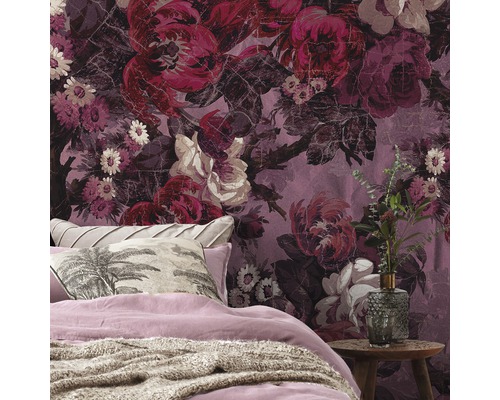 Sovrum med blommig tapet, säng och sängbord