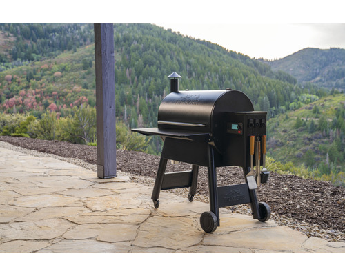 Traeger grill med tillbehör på en terrass med utsikt över bergen
