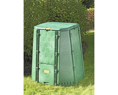 Kompostbehållare av plast i trädgården