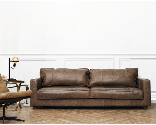 Brun lädersoffa med två säten i vardagsrummet