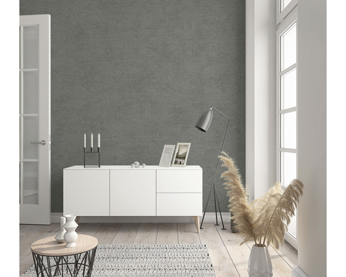 Vardagsrum med grå strukturtapet, vit skänk och dekorativa element