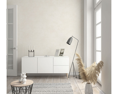 Vardagsrum med vit skänk, golvlampa, matta och dekoration