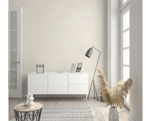 Modernt vardagsrum med skänk, golvlampa och dekorativa element