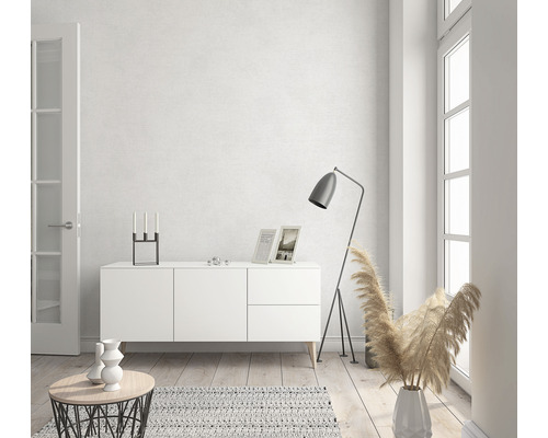 Ljust rum med byrå, golvlampa och dekorativa element för en vänlig atmosfär