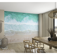 Ljust matrum med fototapet med strand- och havsmotiv, träbord och stolar