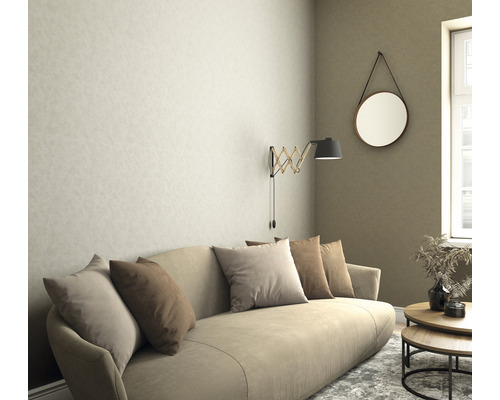 Vardagsrum med tapet, soffa, lampa och spegel