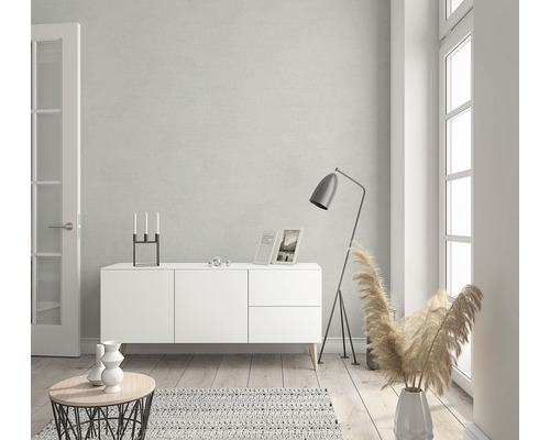 Vardagsrum med vit skänk, golvlampa och dekoration