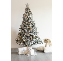 Dekorerad julgran med stjärna, julgranskulor och julklappar