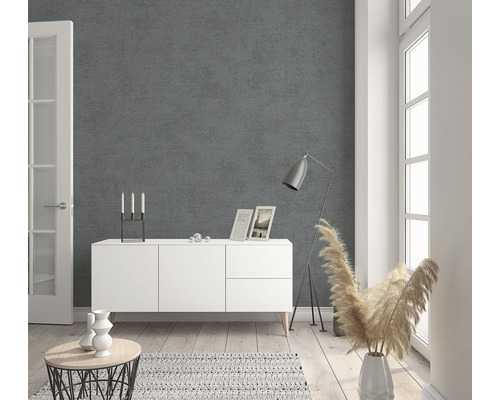 Vardagsrum med grå vägg, vit skänk, lampa och dekoration