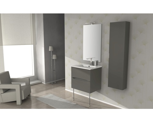 Modernt badrum med tvättställsskåp, spegel och högskåp