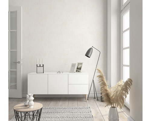 Ljust vardagsrum med byrå, golvlampa och dekoration