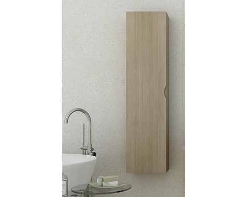 Badrum med hängande väggskåp i träimitation