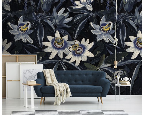 Vardagsrum med blommig fototapet, soffa och sidobord