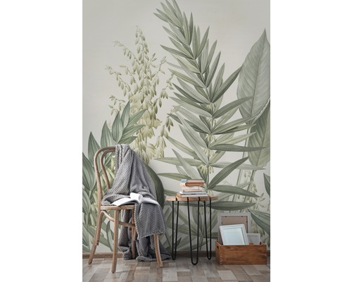 Dekorativ väggdekoration med botaniskt mönster, stol och sidobord för en mysig atmosfär