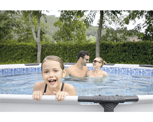 Familj i ram pool i trädgården