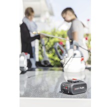 Easy Flex batteri på en arbetsyta med trädgårdsredskap i bakgrunden