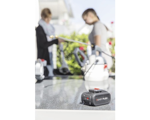 Easy Flex batteri på en arbetsyta med trädgårdsredskap i bakgrunden